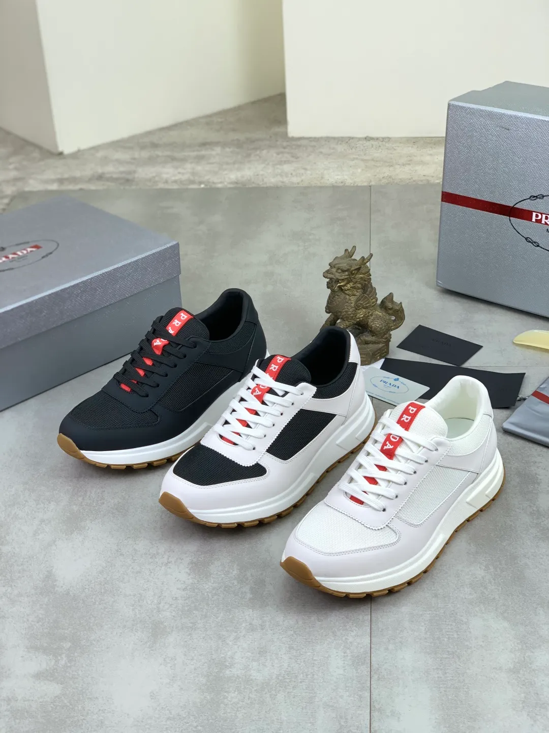 Men's shoes 💰P560💰[New model] The top version is available on the official website, 🆘 The trendy brand (Prada) mainly promotes the popular model, avant-garde and versatile fashionable men's shoes, private version mold opening, cowhide surface splicing 1:1.. Stylish and simple, original imported cowhide lining cowhide feet; the atmosphere and personality are more fashionable, eye-catching and pursuing class. It will subvert the old idea and be a must-have for fashionistas with you! Must keep it for yourself! Tall and comfortable, large and low, high-end quality workmanship. The new high-end outsole on the official website. Size: 38-45. Available in 3️⃣ colors.
